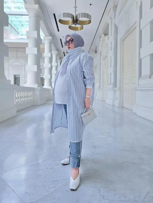 Tak sedikit pula netizen yang dibuat salah fokus dengan penampilan Syahrini. Pasalnya, wanita 43 tahun ini tetap terlihat memesona di saat hamil tua.(Liputan6.com/IG/@princessyahrini)
