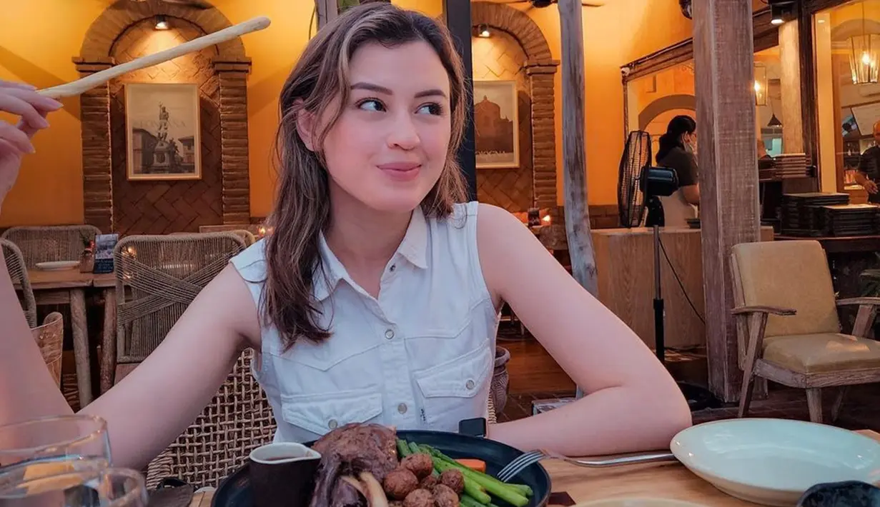 <p>Pada hari ulang tahunnya, pemilik nama Kimberly Alvionnella Ryder ini diajak oleh sang suami untuk menikmati makan malam bersama. Suasana romantis pun terlihat saat Edward Akbar memotret sang istri di depan hidangan lezat yang sudah tersaji di atas meja. (Liputan6.com/IG/@kimbrlyryder)</p>