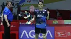 Tunggal putra terbaik Indonesia, Anthony Sinisuka Ginting yang diunggulkan di tempat ketiga mampu lolos dari babak pertama Indonesia Masters 2024 setelah mengalahkan pebulu tangkis Thailand, Kantaphon Wangcharoen dengan dua game langsung 21-13, 21-15 dalam laga yang berlangsung di Istora Senayan, Jakarta, Rabu (24/1/2024). Pada game pertama Anthony Sinisuka Ginting tampil nyaman dengan terus memimpin hingga menyelesaikan laga dengan kemenangan 21-13. Sementara pada game kedua, Kantaphon Wangcharoen tampil lebih agresif di awal laga hingga terus unggul dalam raihan poin. Ginting baru bisa menyamakan skor pada posisi 12-12 dan setelah itu mampu mengambil kendali hingga menutup game kedua dengan 21-15. (Bola.com/M Iqbal Ichsan)