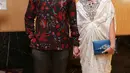 Pesinetron Intan Nuraini memilih kaftan brokat putih untuk busana malamnya, dan suaminya, Donny Azwan Putra, mendampingi dirinya dengan gagah dalam balutan batik. 9Galih W. Satria/Bintang.com)