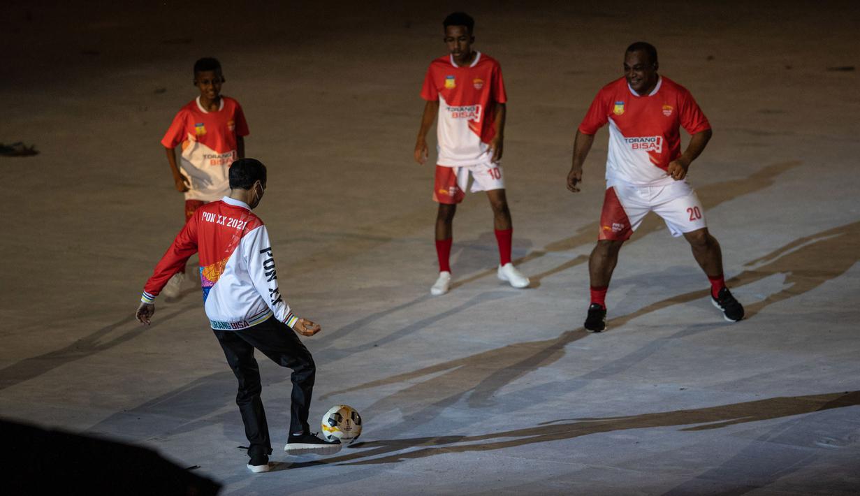 Presiden Republik Indonesia Joko Widodo bermain bola di acara pembukaan Pekan Olahraga Nasional XX Papua tahun 2021 di Stadion Lukas Enembe, Sabtu (2/10/2021). (PB PON XX PAPUA/Robertus Pudyanto)