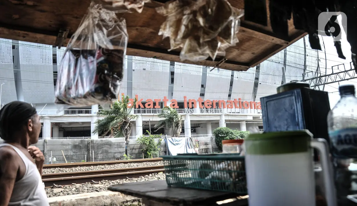 Aktivitas warga di permukiman liar Pela-Pela yang bersebelahan dengan Jakarta International Stadium, Kelurahan Papanggo, Tanjung Priok, Jakarta Utara, Selasa (22/2/2022). Warga berharap Pemprov DKI mendirikan tempat tinggal pengganti dan uang kompensasi. (merdeka.com/Iqbal S. Nugroho)