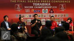 Pihak sponsor memberikan keterangan kepada wartawan saat press conference Torabika Soccer Championship di Main Hall SCTV, Jakarta, Rabu (21/12). Torabika Soccer Championship bergulir sejak April 2016 dengan 306 laga. (Liputan6.com/Gempur M. Surya)