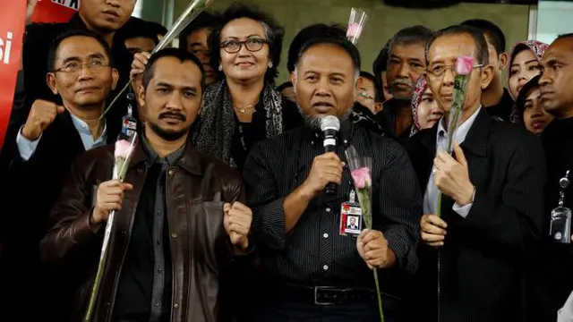 The Editors Edisi 18 Februari 2015. Presiden Jokowi memberhentikan sementara 2 pimpinan Komisi Pemberantasan Korupsi (KPK) yang terjerat kasus hukum dan menjadi tersangka di kepolisian yaitu Abraham Samad dan Bambang Widjojanto. 