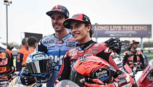 Setelah musim lalu diwarnai dominasi dengan raihan 545 poin oleh Marc Marquez, kini seluruh pembalap kembali memulai dari nol. Tampak dalam foto, pembalap Spanyol dari tim BK8 Gresini Racing, Alex Marquez (kiri) dan pembalap Spanyol dari tim Ducati Lenovo Team, Marc Marquez berpose bersama saat sesi foto grup di Sirkuit Internasional Buriram, Thailand pada Kamis 26 Februari 2026. (Lillian SUWANRUMPHA/AFP)