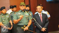 Panglima TNI Gatot Nurmantyo memberi sambutan di dampingi Dirjen Pajak Ken Dwijugiasteadi saat Rapat Pimpinan Nasional (Rapimnas) Ditjen Pajak Gedung Ditjen Pajak, Jakarta, Senin (7/11). (Liputan6.com/Angga Yuniar)