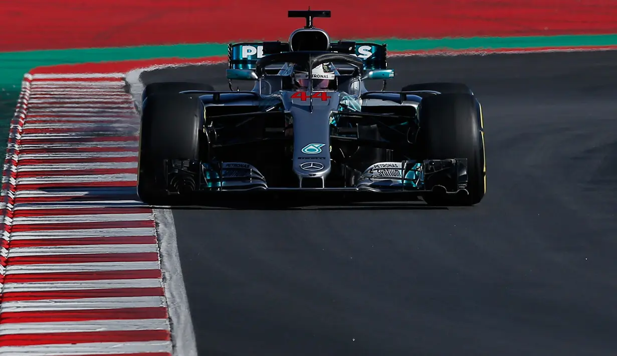 Pembalap Mercedes Lewis Hamilton mengendarai mobilnya saat tes pramusim di Sirkuit de Catalunya, Spanyol (6/3). Juara dunia empat kali ini tidak terlalu terkesan dengan Circuit de Catalunya sehabis di renovasi. (AP Photo / Manu Fernandez)