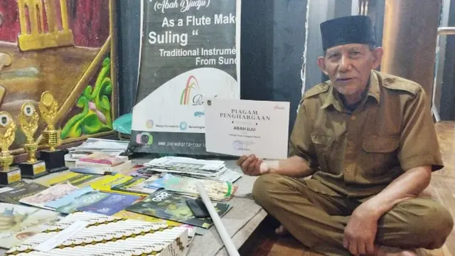 Bah Uju Pegiat literasi di Kabupaten Purwakarta