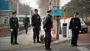 Polisi dan pejabat keamanan berjaga di luar Wisma Negara Diaoyutai, Beijing, China, Selasa (27/3). Kementerian Luar Negeri China mengaku tidak mengetahui apakah pejabat Korea Utara berkunjung. (AP Photo/Mark Schiefelbein)