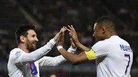 Pemain PSG, Kylian Mbappe merayakan gol Lionel Messi ke gawang Strasbourg pada pekan ke-37 Ligue 1 2022/2023 (Jean-Christophe Verhaegen / AFP)