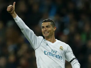 Bintang Real Madrid, Cristiano Ronaldo, merayakan gol yang dicetaknya ke gawang Dortmund pada laga Liga Champions di Stadion Santiago Bernabeu, Madrid, Rabu (6/12/2017). Madrid menang 3-2 atas Dortmund. (AP/Paul White)