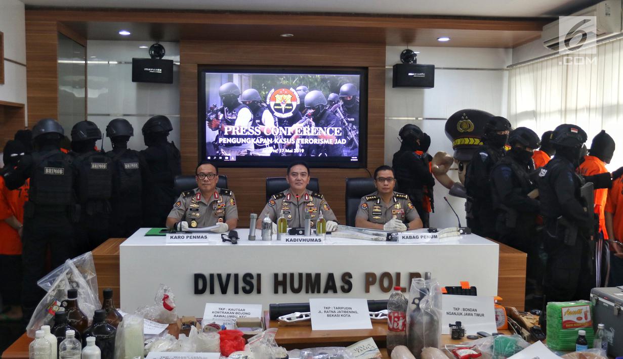 Kadiv Humas Polri Irjen Pol M. Iqbal (tengah) dalam jumpa pers terkait penangkapan terduga teroris di Jakarta, Jumat (17/5/2019). Irjen Iqbal mengatakan dari 29 yang diamankan pada bulan Mei, sebanyak 18 terduga teroris mempunyai tujuan beraksi pada 22 Mei mendatang. (Liputan6.com/Johan Tallo)