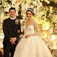Pesinetron cantik Nabila Syakieb resmi menjadi istri dari Reshwara Argya Radinal. Setelah proses akad nikah pukul pukul 10:35 WIB bertempat di Hotel Ritz Carlton, Mega Kuningan, Jakarta, acara resepsi pernikahan pun digelar. (Fathan Rangkuti/Bintang.com)
