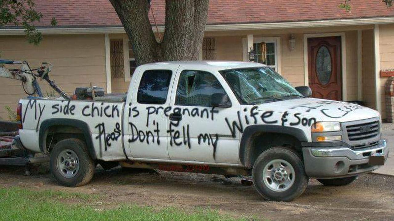 Selingkuh, Pikap Pria Ini Habis Dicorat-coret Sang Istri