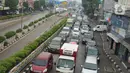 Kendaraan terjebak macet di dekat terowongan Senen yang ditutup sementara di Jakarta, Senin (4/5/2020). Penutupan terowongan dari arah Cempaka Putih menuju ke Monas tersebut dilakukan selama 10 hari karena adanya proyek pengerjaan Underpass Senen Extension. (Liputan6.com/Immanuel Antonius)
