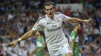 Penyerang Real Madrid, Gareth Bale, merayakan gol yang dicetaknya ke gawang Elche pada laga La Liga di Stadion Santiago Bernabeu, Spanyol, Selasa (23/9/2014). (AFP/Gerard Julien)