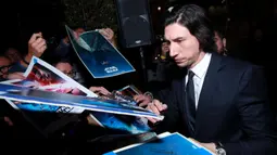 Aktor Adam Driver memberikan tanda kepada penggemar saat menghadiri pemutaran perdana "Star Wars: The Rise Of Skywalker" di Hollywood, Senin (16/12/2019). Star Wars: The Rise of Skywalker merupakan film pemuncak dari trilogi Star Wars yang terbaru. (Rich Fury/Getty Images/AFP)