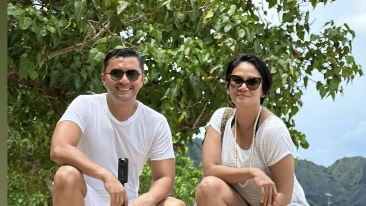Potret Anjasmara dan Dian Nitami Tetap Romantis Liburan di Pulau Komodo
