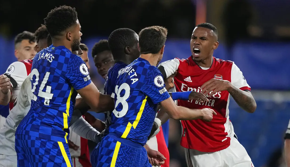 Pemain Chelsea Malang Sarr dan Cesar Azpilicueta berdebat dengan pemain Arsenal Gabriel (kanan) pada pertandingan sepak bola Liga Inggris di Stamford Bridge, London, Inggris, 20 April 2022. Arsenal menang 4-2. (AP Photo/Frank Augstein)