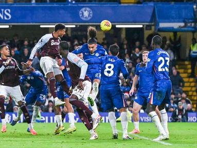 Pemain Aston Villa, Ollie Watkins, sukses menjadi mimpi buruk publik Stamford Bridge dengan dua golnya ke gawang Chelsea pada pekan ke-18 Premier League. (AFP/Glyn Kirk)
