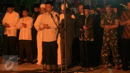 Warga melaksanakan salat Subuh berjamaah dilanjutkan dengan doa bersama untuk para korban gempa bumi yang dipimpin langsung oleh Bupati Bantul, di tugu prasasti 'Gempa Bumi Bantul 27 Mei 2006', Yogyakarta, Jumat (27/5). (Liputan6.com/Boy Harjanto)