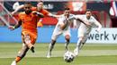 Skor pertama dibuka oleh Memphis Depay pada menit ke-10. Depay sukses melesatkan bola dari titik putih setelah Denzel Dumfries dilanggar oleh Lasha Dvali. Tendangan yang mengarah ke pojok kanan bawah, tak mampu dibendung oleh Giorgi Loria. Belanda unggul 1-0.
(Foto: AFP/Maurice Van Steen)