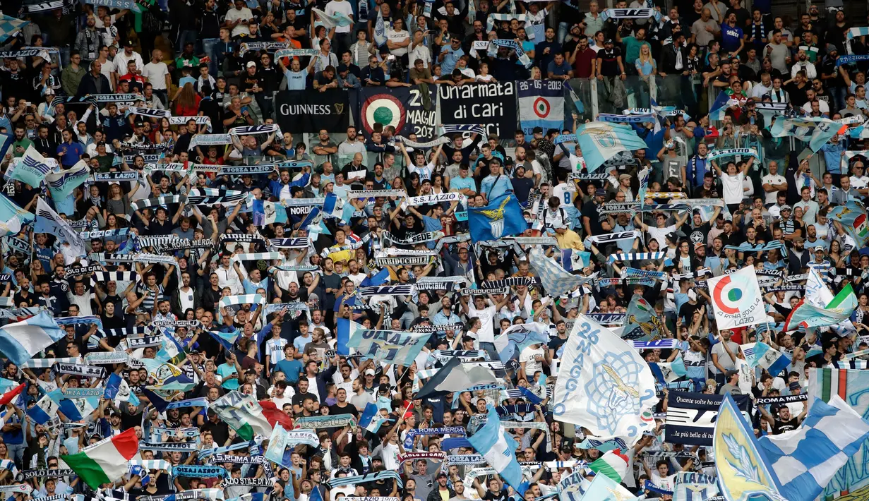 Ribuan suporter Lazio saat mendukung timnya melawan AC Milan pada lanjutan Liga Serie A Italia di stadion Olimpiade Roma, (10/9). Lazio menang atas AC Milan 4-1. (AP Photo/Alessandra Tarantino)