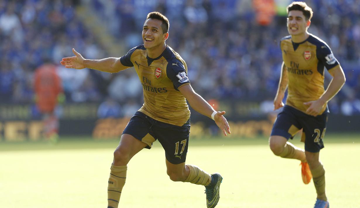 Penyerang Arsenal, Alexis Sanchez merayakan hat trick usai mencetak gol ketiganya ke gawang Leicester pada laga Liga Inggris di Stadion King Power, Inggris, Sabtu (26/9/2015). Arsenal menang 5-2. (Action Images via Reuters/Craig Brough)