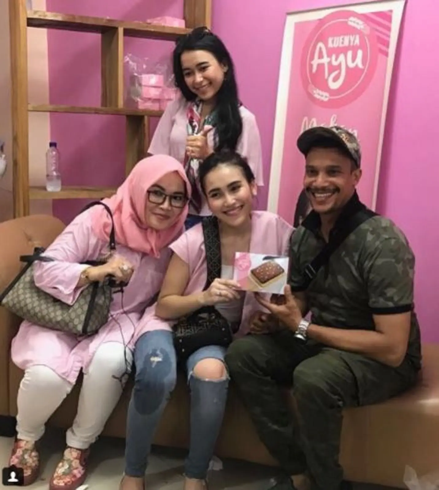 Ayu Ting Ting bersama ibu dan adiknya (Instagram/@mom_ayting92)