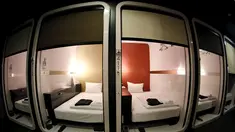 Sejumlah kamar kelas bisnis tampak di First Hotel Cabin, Tokyo, Jepang (30/7/2015). Layanan kelas bisnis di Hotel First Cabin menawarkan interior yang unik dan nyaman. (Reuters/Toru Hanai)