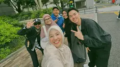 Menikmati momen liburan di Negeri Sakura, pemain film Radio Galau FM ini terlihat asik ketika menikmati momen serunya di Jepang. Seru menikmati momen liburan bersama sahabat, banyak tempat yang ia kunjungi, mulai dari kota Tokyo, hingga menikmati indahnya pemandangan Gunung Fuji. (Liputan6.com/IG/@natasharizkynew)
