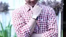 "Saya pernah lomba makan karung malah. Haha enggak, itu waktu SMP, SMA sudah jadi panitia," kata Chand Kelvin di Jimbaran cafe, kawasan Ancol, Jakarta Utara, Jumat (12/8). (Nurwahyunan/Bintang.com)