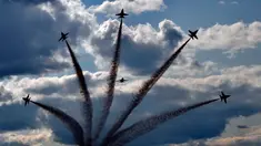 Tim Blue Angels dari Angkatan Laut AS melakukan aksi akrobatik di udara di Brunswick, Maine (26/8). (AP Photo / Robert F. Bukaty)