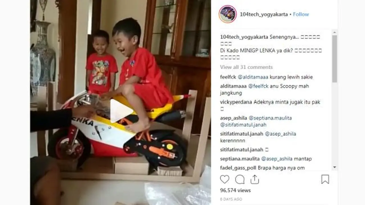 Reaksi kocak unboxing sepeda motor mini