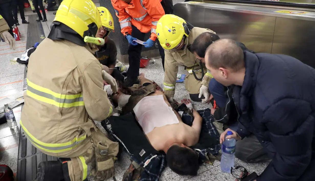 Petugas medis memberikan pertolongan pada korban kebakaran di Stasiun Tsim Sha Tsui, Hong Kong (10/2). Insiden ini terjadi di kereta yang berangkat dari Stasiun Admiralty menuju Tsim Sha Tsui pada Jumat (10/2/2017) malam. (Handout / Apple Daily / AFP)