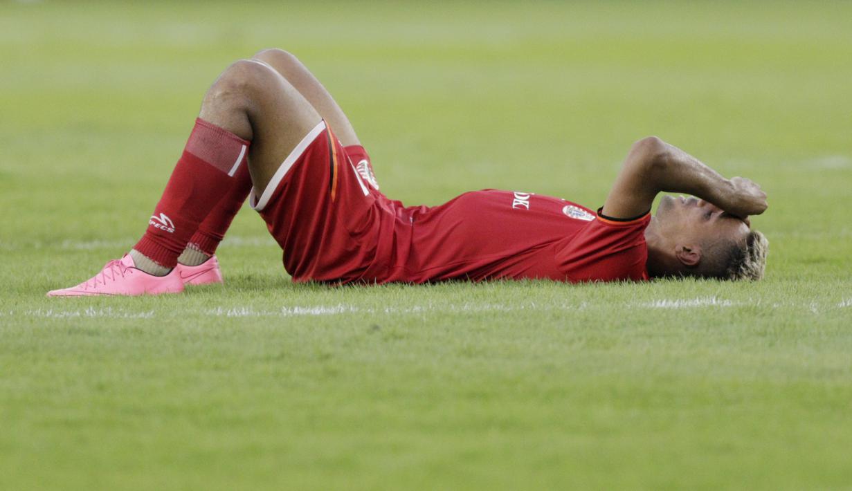 Gelandang Persija Jakarta, Bruno Matos, terbaring lesu usai dikalahkan Ceres-Negros pada laga Piala AFC 2019 di SUGBK, Jakarta, Selasa (23/4). Persija takluk 2-3 dari Ceres-Negros. (Bola.com/M Iqbal Ichsan)