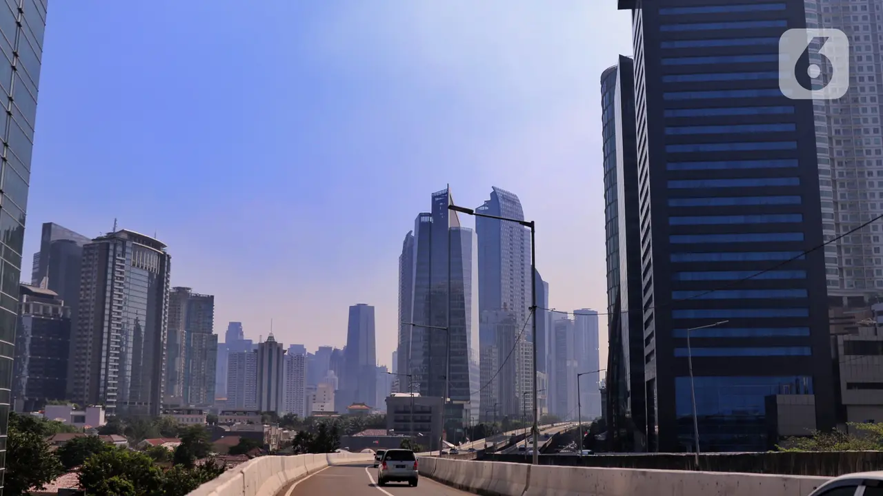 FOTO: Suasana Jalan Utama Jakarta Saat Perpanjangan PPKM Level 4