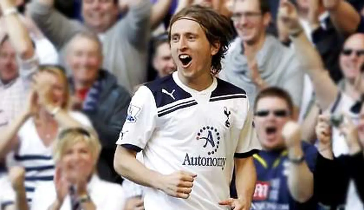 Gelandang Tottenham Hotspur Luka Modric seusai mencetak gol ke gawang Stoke City dalam lanjutan Liga Premier di White Hart Lane, 9 April 2011. AFP PHOTO/IAN KINGTON