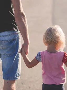 Bukan hanya tentang memberikan kasih sayang, kedekatan emosional juga membantu anak merasa diterima dan nyaman menjadi dirinya sendiri. (Foto/Dok: Pexels)