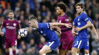 Bek Chelsea, Gary Cahill, menahan pergerakan gelandang Manchester City, Leroy Sane, pada laga Premier League di Stadion Stamford Bridge, London, Sabtu (30/9/2017). Chelsea kalah 0-1 dari City. (AP/Frank Augstein)