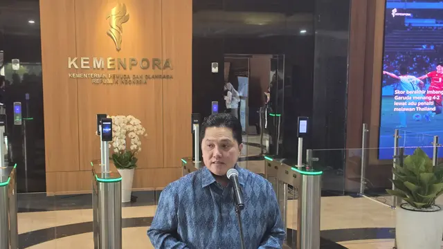 Erick Thohir memberikan keterangan pers di Kemenpora Selasa (13/10/2026)