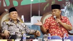 Anggota Komisi XI F-PDIP Hendrawan Supratikno (kiri) bersama Waketum Partai Gerindra Arief Poyuono saat diskusi Dialektika Demokrasi di Jakarta, Kamis (11/10). Diskusi bertema "Milliaran, Dana Annual Meeting IMF Darimana?. (Liputan6.com/JohanTallo)