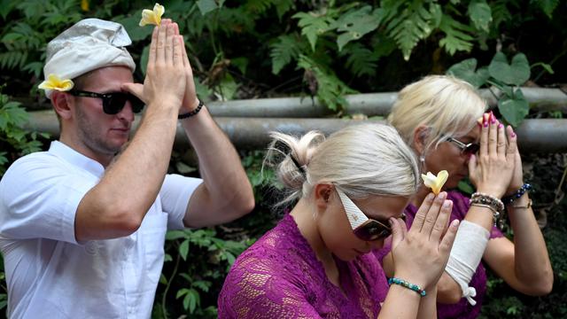 Turis Ceko Jalani Penyucian Pura Bali Usai Cebok Pakai Air Suci