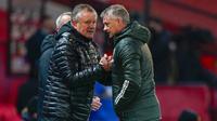Manajer Sheffield United Chris Wilder (kiri) diberi selamat oleh manajer Manchester United Ole Gunnar Solskjaer usai pertandingan Liga Inggris di Old Trafford, Manchester, Inggris, Rabu (27/1/2021). Sheffield United menang 2-1. (AP Photo/Tim Keeton, Pool)