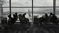 Pelancong menunggu di aula keberangkatan di Bandara Internasional Hong Kong di Hong Kong, Minggu, 8 Oktober 2023. Sejumlah penerbangan di Hong Kong dibatalkan pada hari Minggu ketika Badai Tropis Koinu mendekati kota Cina selatan setelah menyebabkan setidaknya satu orang tewas dan lebih dari 300 terluka di Taiwan (AP Photo / Emily Wang)