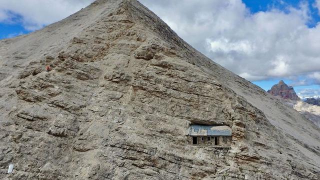 6 Potret Rumah Bekas Markas Perang, Berada di Dalam Gunung Batu