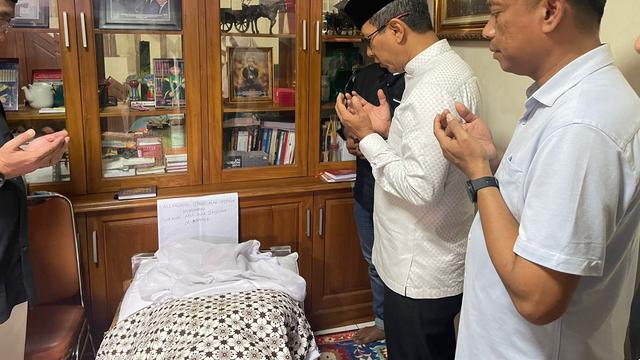 Penjabat (Pj) Gubernur DKI Jakarta Heru Budi Hartono menyambangi kediaman Ketua Fraksi PDI Perjuangan (PDIP) DPRD DKI Jakarta Gembong Warsono yang tutup usia pada Sabtu dini hari (14/10/2023) pukul 01.32 WIB. (Liputan6.com/Winda Nelfira)