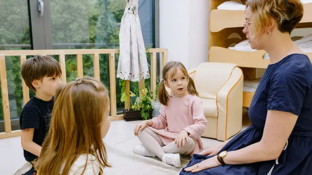 Anak Menangis saat Masuk Sekolah? Kenali Separation Anxiety dan Cara Mengatasinya