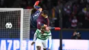 Pemain PSG, Thiago Silva (atas) melakukan duel dengan pemain Celtic, Moussa Dembele pada laga grup B Liga Champions di Parc des Princes stadium, Paris, (22/11/2017). PSG menang telak 7-0. (AFP/Franck Fife)