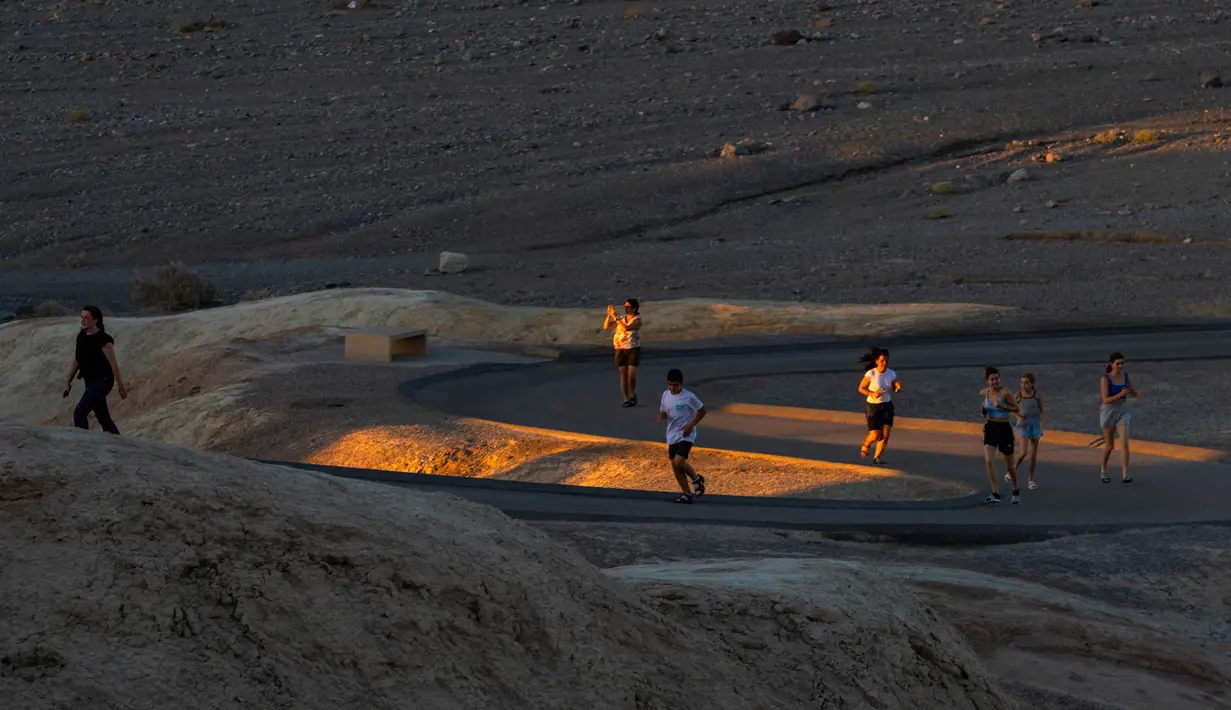 Death Valley menyimpan fenomena misterius. Sejumlah ilmuwan merekam batu-batuan yang 'berjalan' melintasi Racetrack Playa. Batu-batu dolomit hitam bergerak sendiri, meluncur, menanjak, dan meninggalkan jejak. (AP Photo/Ty ONeil)